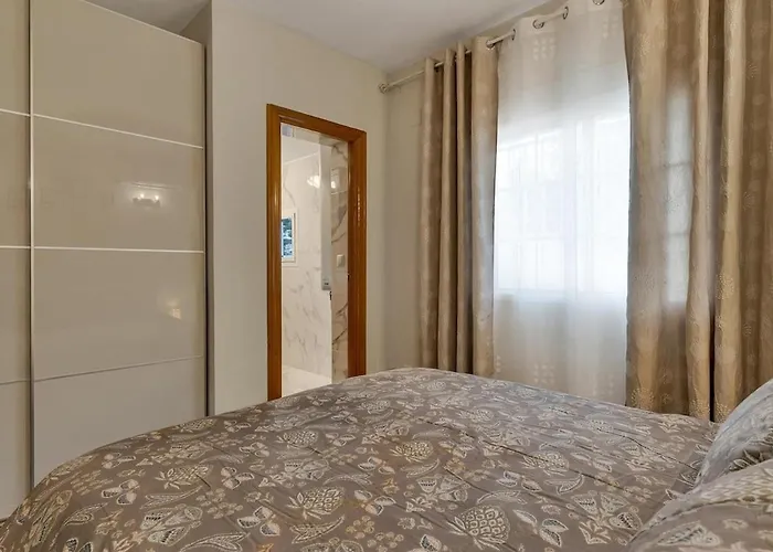 200m From The Beach, Jacuzzi, Swimming Pool, Bbq *