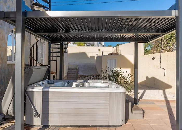 200m From The Beach, Jacuzzi, Swimming Pool, Bbq Villa Calp