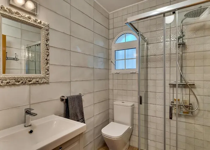 200m From The Beach, Jacuzzi, Swimming Pool, Bbq Villa Calp