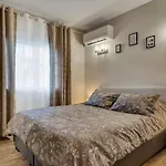 200m From The Beach, Jacuzzi, Swimming Pool, Bbq *