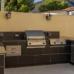 200m From The Beach, Jacuzzi, Swimming Pool, Bbq *