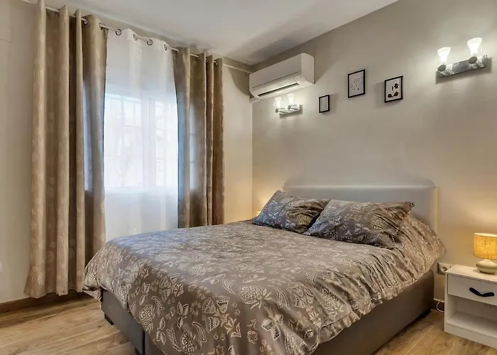 200m From The Beach, Jacuzzi, Swimming Pool, Bbq *