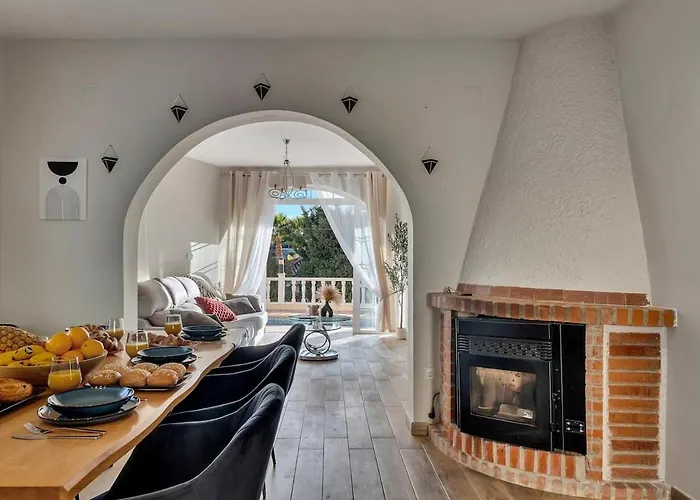 فيلة 200m From The Beach, Jacuzzi, Swimming Pool, Bbq كاليبي