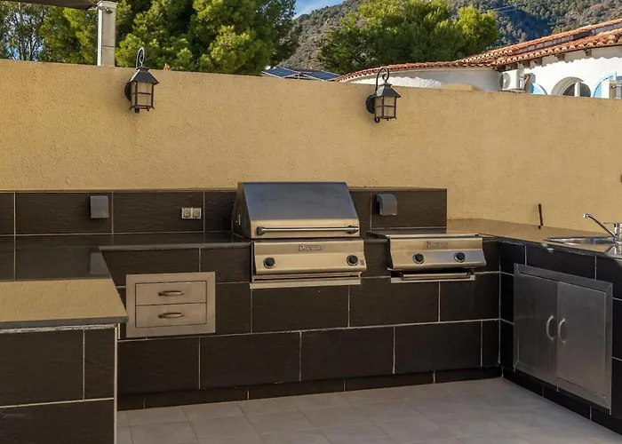 200m From The Beach, Jacuzzi, Swimming Pool, Bbq *